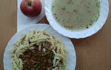 Posiłek dla diety podstawowej z dnia 09.11.23 - obiad (zupa ziemniaczana z majerankiem 350ml, makaron 180g, sos boloński z groszkiem 200ml, jabłko 1 szt.)