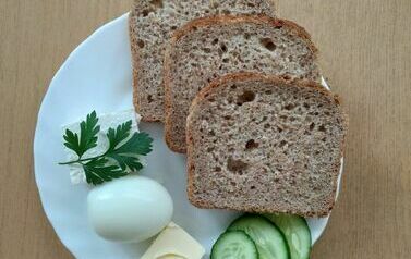 Posiłek dla diety niskowęglowodanowej z dnia 10.11.23 - kolacja (jajko gotowane 1szt., ser biały 50g, og&oacute;rek zielony 25g, masło 16g, pieczywo razowe 90g)